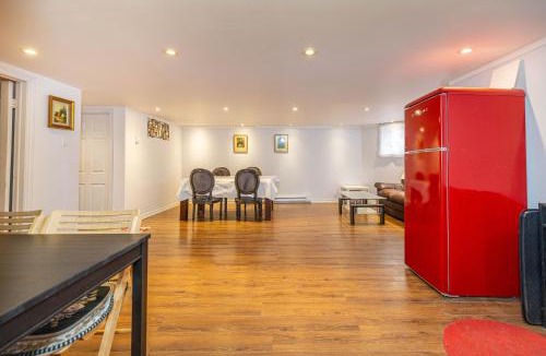 Pinehouse Apartment | 2 BDRS at DT-Near 2 metros, Atwater Market, Concordia
