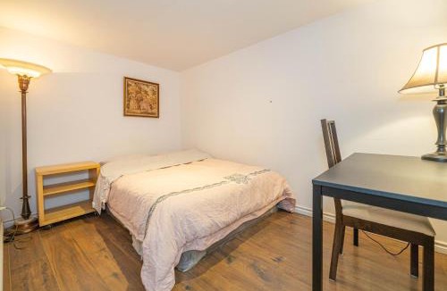 Pinehouse Apartment | 2 BDRS at DT-Near 2 metros, Atwater Market, Concordia