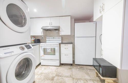 Pinehouse Apartment | 2 BDRS at DT-Near 2 metros, Atwater Market, Concordia