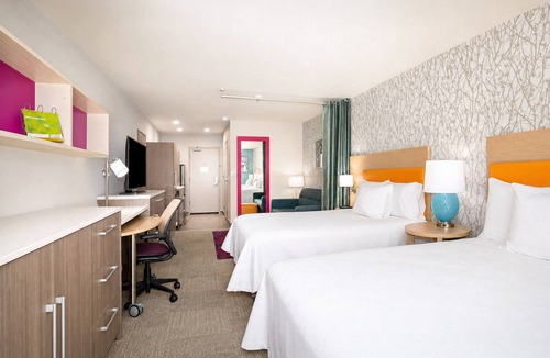 Roswell Hotel | 2 Beautiful Units Near Spring River Zoo. FREE Parking and Breakfast!