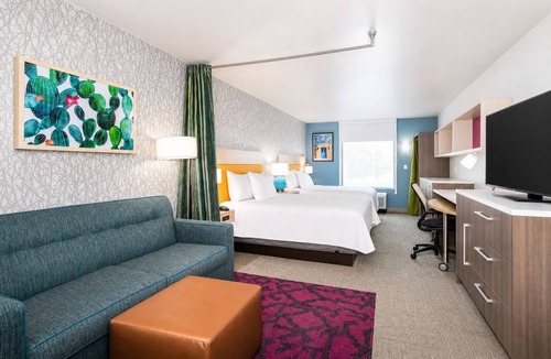 Roswell Hotel | 2 Beautiful Units Near Spring River Zoo. FREE Parking and Breakfast!