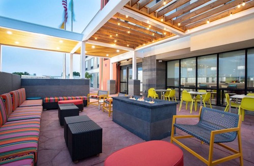 Roswell Hotel | 2 Beautiful Units Near Spring River Zoo. FREE Parking and Breakfast!