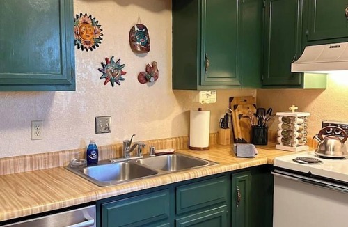 Las Cruces House | 2 bed/1 bath near NMSU, pets welcome