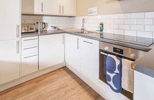 Basingstoke Apartment | 2 Bed 1 Bath Town Center Apt, FREE PARKING