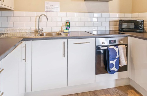 Basingstoke Apartment | 2 Bed 1 Bath Town Center Apt, FREE PARKING