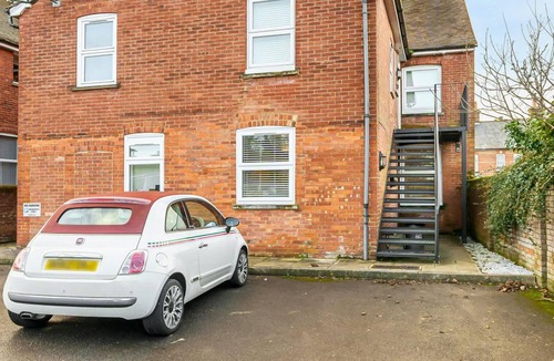 Basingstoke Apartment | 2 Bed 1 Bath Town Center Apt, FREE PARKING