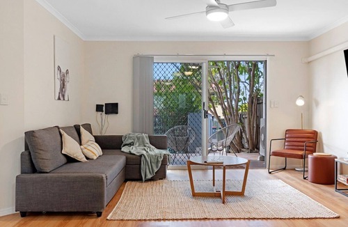 Chermside Apartment | 2 Bed/2 Bath Apt, Walk to Westfield, Hospitals
