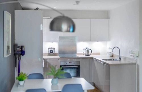 Slough Apartment | 2 Bed 2 Bath. Close 2 London & Heathrow