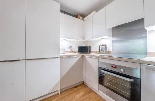 Slough Apartment | 2 Bed 2 Bath. Close 2 London & Heathrow