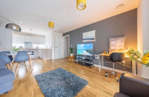 Slough Apartment | 2 Bed 2 Bath. Close 2 London & Heathrow