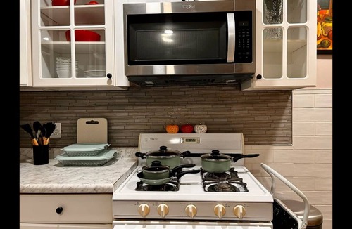 St. Louis House | 2 Bed 2 Bath Entire House with Parking and Washer/Dryer