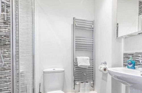 Langley Marish Apartment | 2 Bed, 2 Bath & Free Parking Near Heathrow