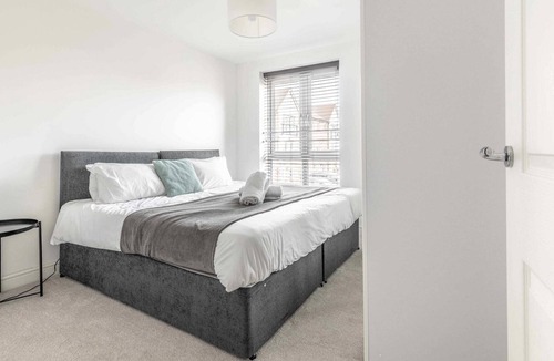 Langley Marish Apartment | 2 Bed, 2 Bath & Free Parking Near Heathrow