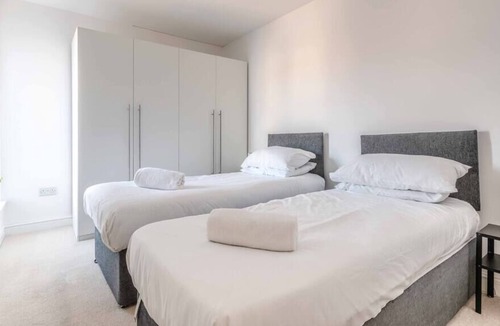 Langley Marish Apartment | 2 Bed, 2 Bath & Free Parking Near Heathrow