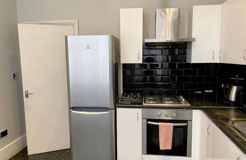 City of Westminster Condo | 2 Bed/2 Bath Large Flat, Ground Floor, Sky TV, AC