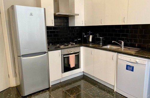 City of Westminster Condo | 2 Bed/2 Bath Large Flat, Ground Floor, Sky TV, AC