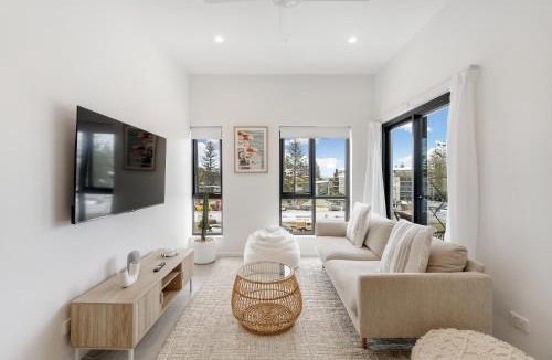 Miami Apartment | 2 Bed, 2 Bath Ocean View Apt! Parking, 250m to Beach