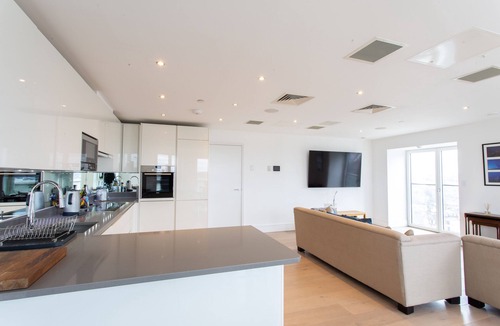 Clapham Apartment | 2 Bed/2 Bath Penthouse With Amazing Views