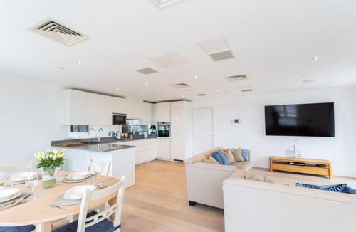 Clapham Apartment | 2 Bed/2 Bath Penthouse With Amazing Views