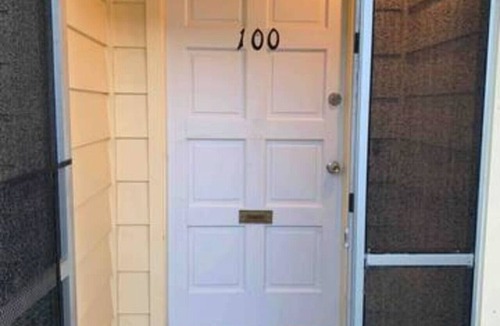 Plymouth Apartment | 2 Bed 2 Bath Quiet Lakeside Condo