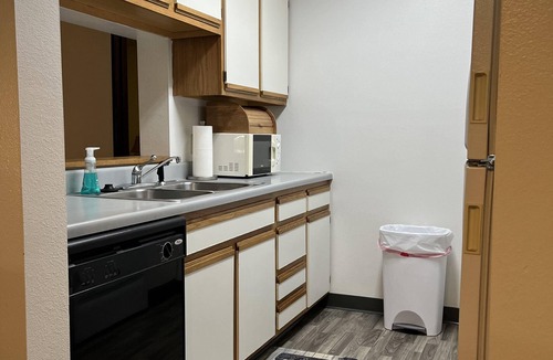 Cedar Rapids House | 2 bed 2 bath Spacious Apartment Downtown CR