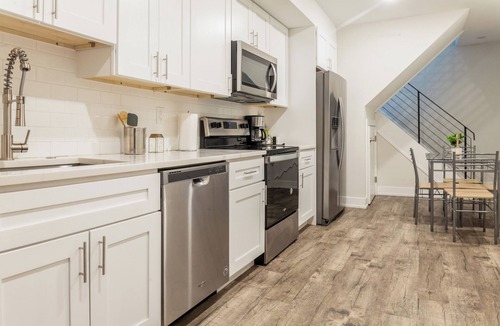 Kensington Apartment | 2-Bed 2-Bath W/D Central Kitchen Wifi Desk