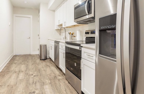 Kensington Apartment | 2-Bed 2-Bath W/D Central Kitchen Wifi Desk