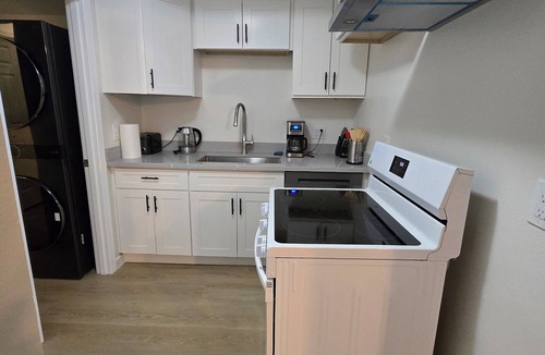 Lynnwood House | 2 bed 2bath guest house with private entrance, near light rail & Seattle