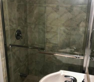 Newmarket Apartment | 2 Bed-2Bath-Kitchen Private Family Couple Work