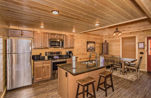 White Oak Lodge Cabin | 2 bed and 2 bath log Cabin located in the highly sought after White Oak Resort
