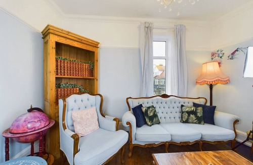 Leigh-on-Sea Apartment | 2 Bed Apartment- Leigh Broadway