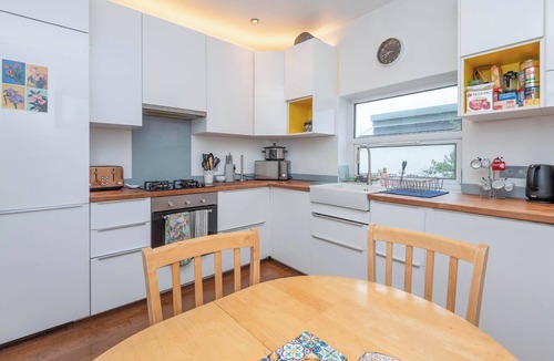 Coppetts Apartment | 2-Bed Apartment Steps from Muswell Hill