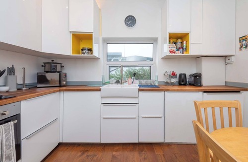 Coppetts Apartment | 2-Bed Apartment Steps from Muswell Hill