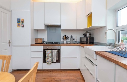 Coppetts Apartment | 2-Bed Apartment Steps from Muswell Hill