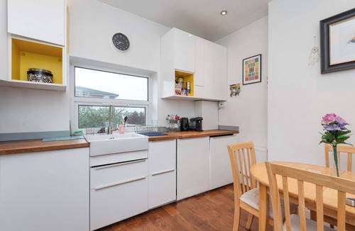Coppetts Apartment | 2-Bed Apartment Steps from Muswell Hill