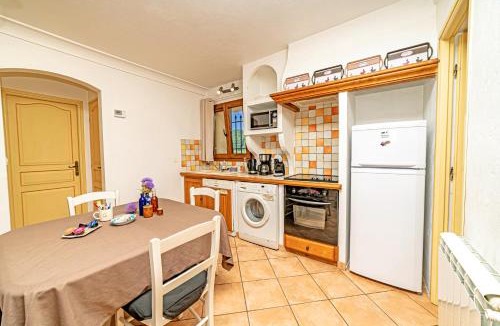 Le Bar-sur-Loup Apartment | 2 Bed Apartment Sleeps 6 - Pets Ok - Free Parking