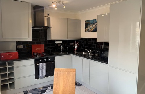Wallasey Apartment | 2-Bed Apartment - Sleeps 4 & Parking