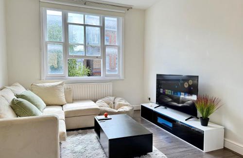 Canonbury Apartment | 2-Bed Apartment - Sleeps 4 Balcony Pets Ok