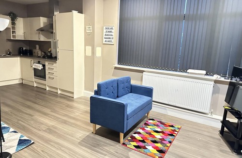 Dudley Apartment | 2 Bed Apartment - Sleeps 4 - Wifi - Parking