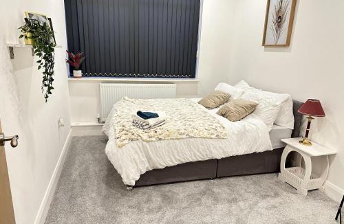 Dudley Apartment | 2 Bed Apartment - Sleeps 4 - Wifi - Parking
