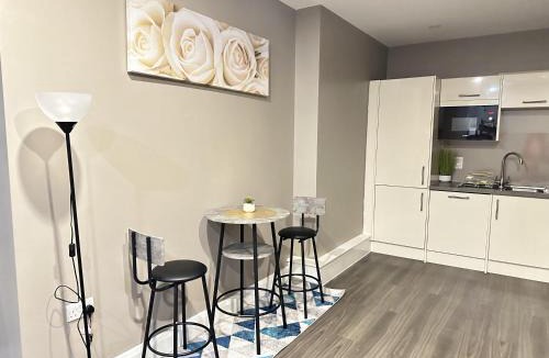 Dudley Apartment | 2 Bed Apartment - Sleeps 4 - Wifi - Parking