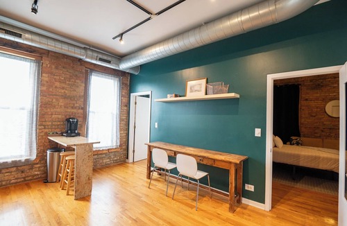 West Bucktown Apartment | 2 Bed Apt in Heart of Logan !