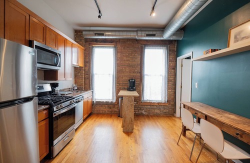 West Bucktown Apartment | 2 Bed Apt in Heart of Logan !