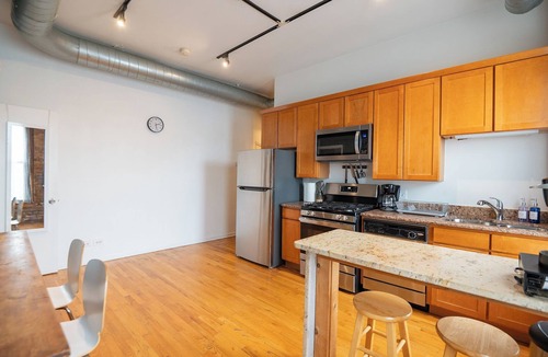 West Bucktown Apartment | 2 Bed Apt in Heart of Logan !