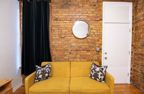 West Bucktown Apartment | 2 Bed Apt in Heart of Logan !