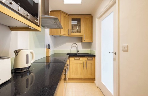 Parsons Green and Walham Apartment | 2 Bed Balcony Flat Chelsea Harbour