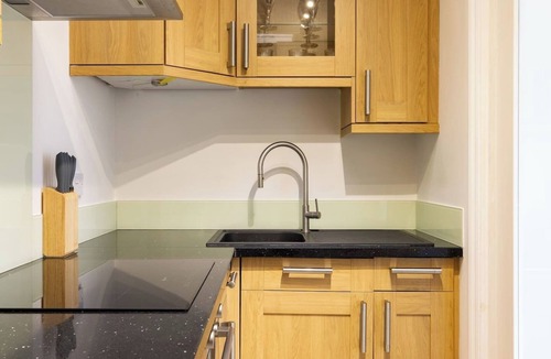 Parsons Green and Walham Apartment | 2 Bed Balcony Flat Chelsea Harbour