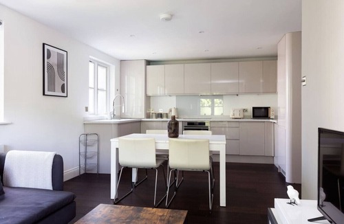 Fulham Broadway Apartment | 2 Bed Balcony Flat in Fulham