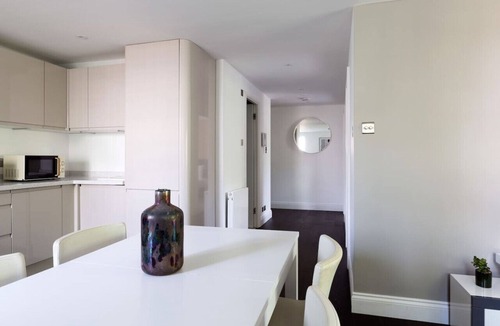 Fulham Broadway Apartment | 2 Bed Balcony Flat in Fulham