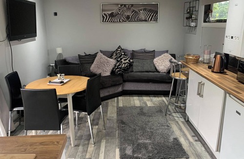 Denbigh Cabin | 2-Bed Cabin Sleeps 4 -Small Pets Ok -Free Parking